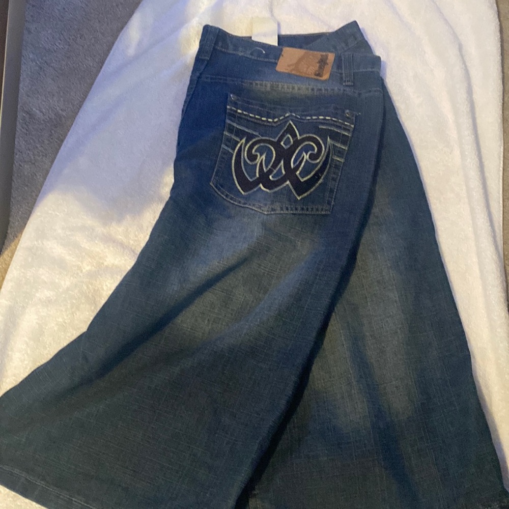 Selling a pair of silver point jean shorts, lightly worn!